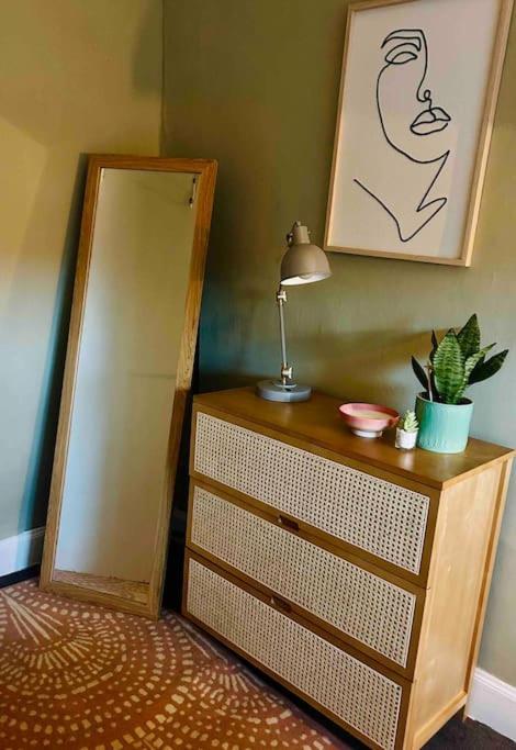Large 2 Bedroom, Ground Floor Flat, Close To City EDI Exteriér fotografie